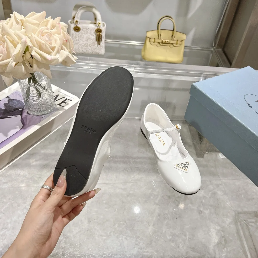 👟👟Ex-factory price 440👟👟 🔥🔥✨Prada/Prada 2024ss spring and summer new products are now available🌟 Mary Jane flat ballet shoes Soft and comfortable, recommended by major bloggers in Little Red Book, proper college style ➕Commuting 1-1 development Round-head golden triangle button Fabric: patent leather, sheepskin, silk fabric Sheepskin lining code number: 35 to 40 (41 is custom-made and cannot be returned or exchanged)